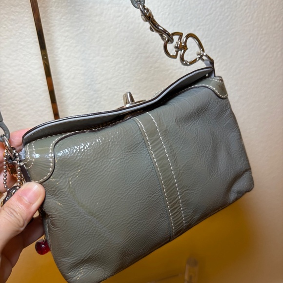 Coach turn lock mini bag/wristlet in Patent leather 🎀 - Picture 4 of 5